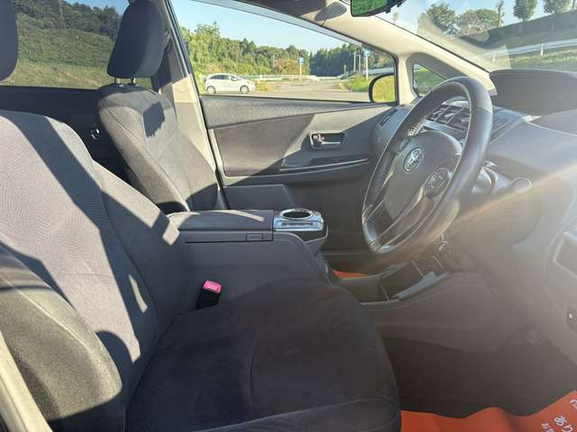 Toyota Prius α 11