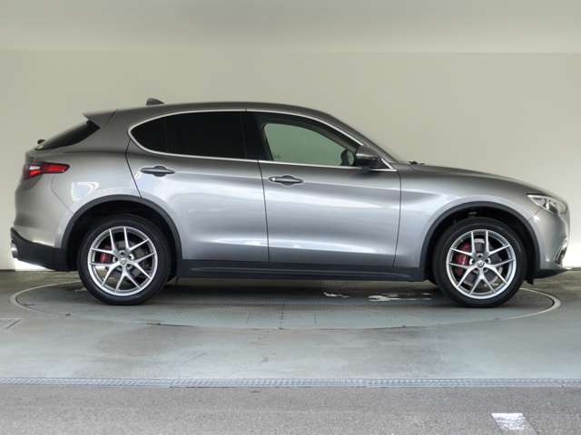 Alfa Romeo Stelvio 7