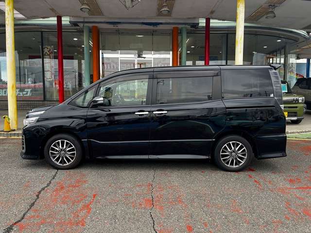 Toyota Voxy 4