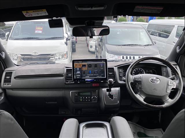 Toyota Hiace Van 4