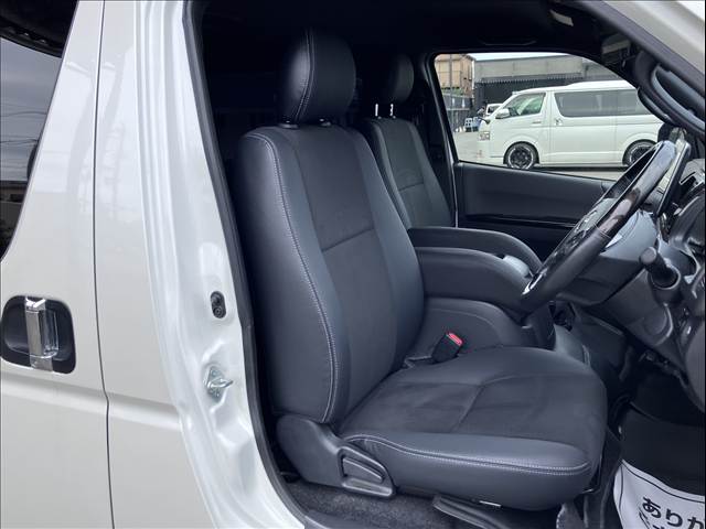 Toyota Hiace Van 7