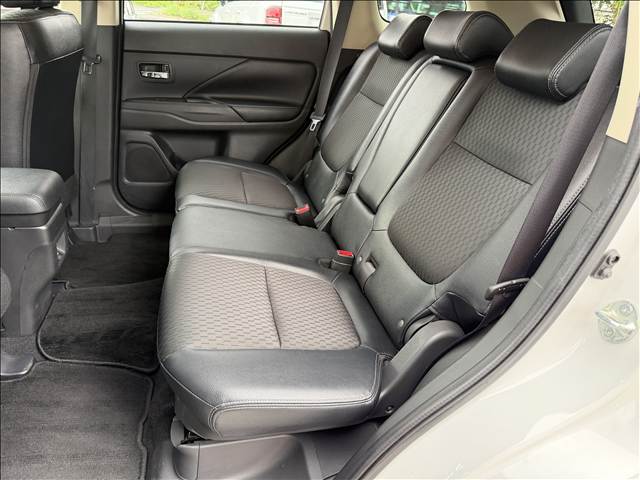 Mitsubishi Outlander PHEV 10