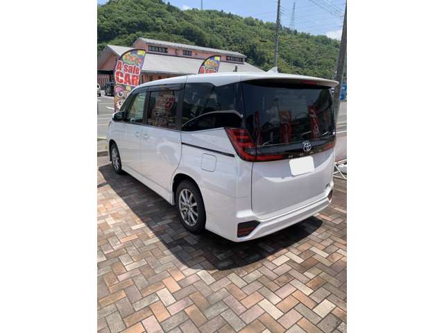 Toyota Noah 4