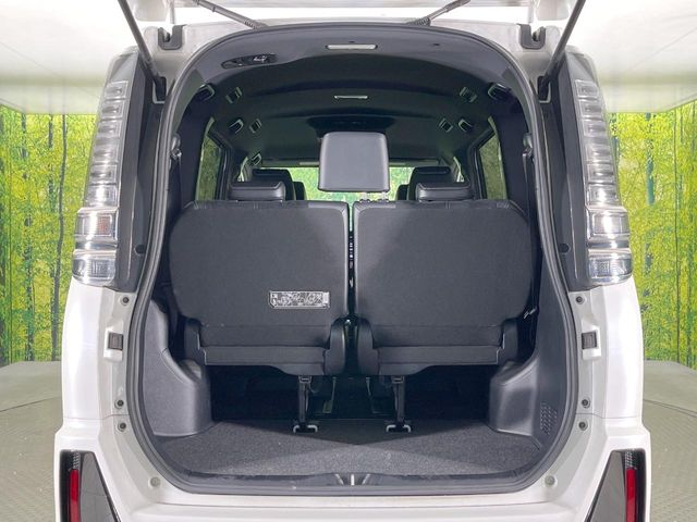 Toyota Voxy 11
