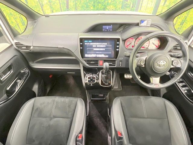 Toyota Voxy 2