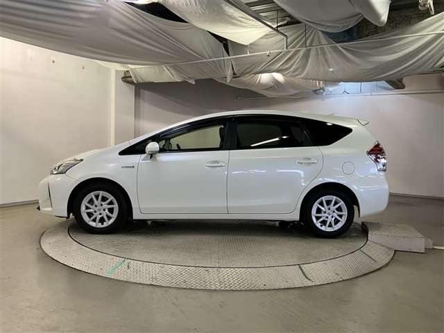 Toyota Prius α 4