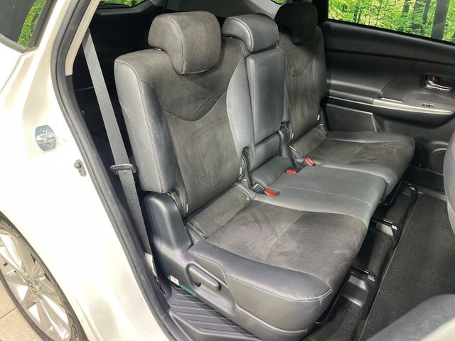 Toyota Prius α 9