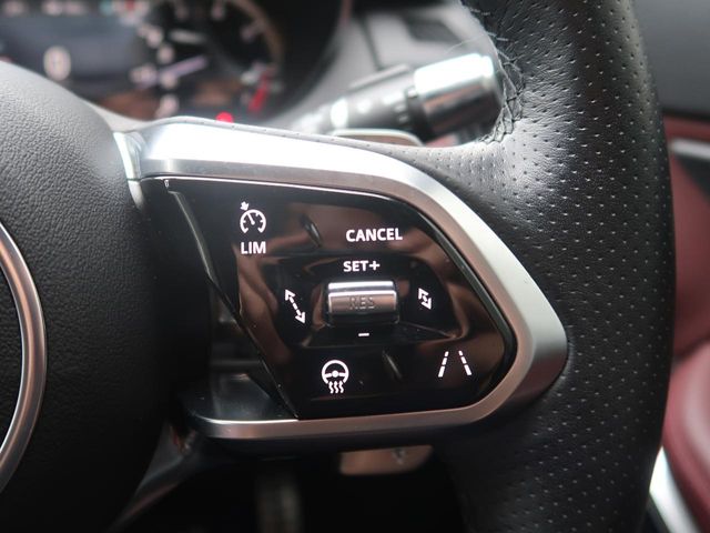 Jaguar E-Pace 10