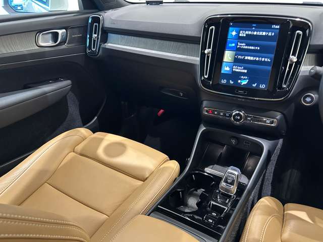 Volvo XC40 8