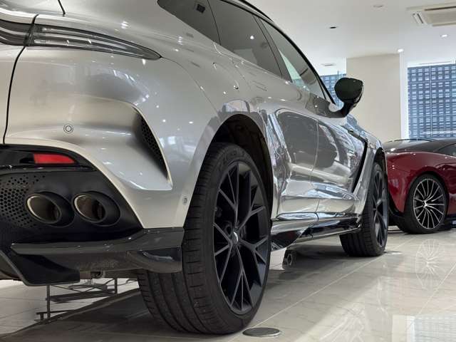 Aston Martin DBX 11