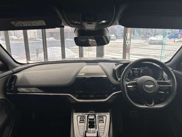 Aston Martin DBX 2