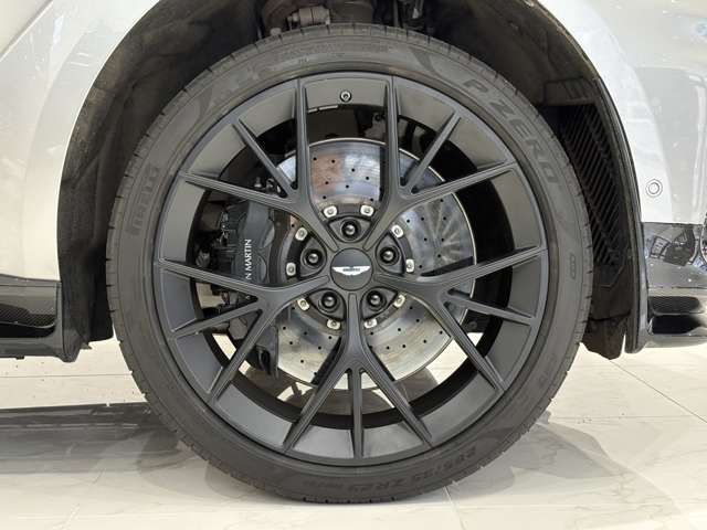 Aston Martin DBX 3