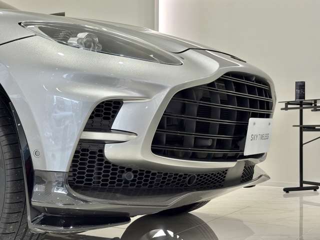 Aston Martin DBX 6