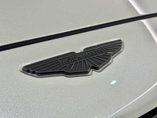 Aston Martin DBX 8