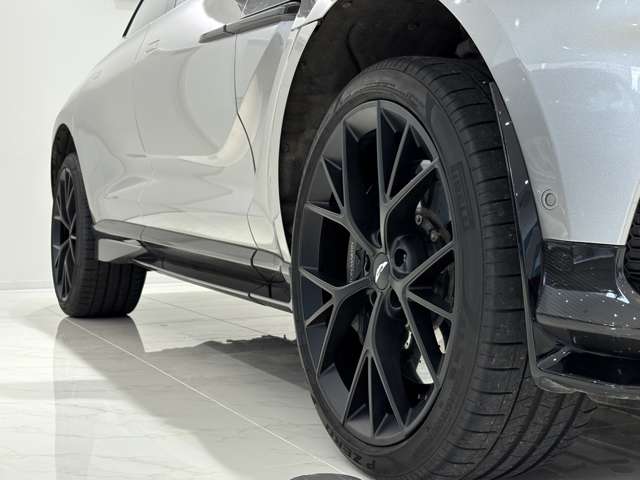 Aston Martin DBX 9