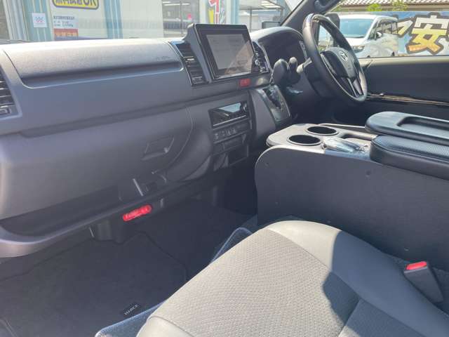 Toyota Hiace Van 11