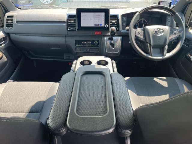 Toyota Hiace Van 8