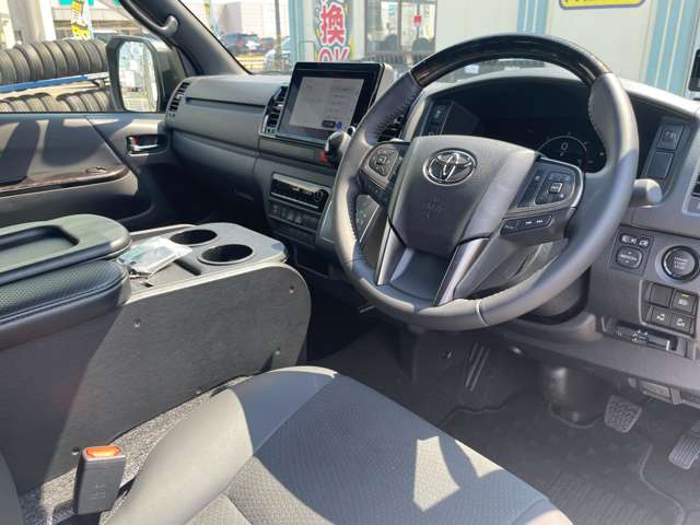 Toyota Hiace Van 9