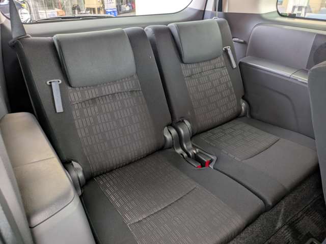 Toyota Isis 11