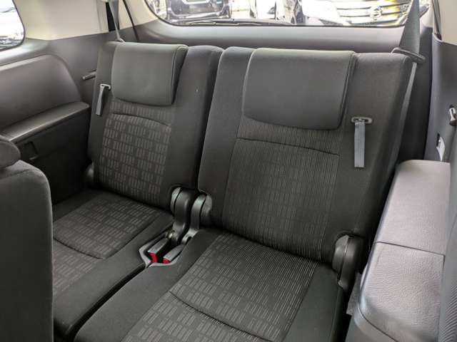 Toyota Isis 12