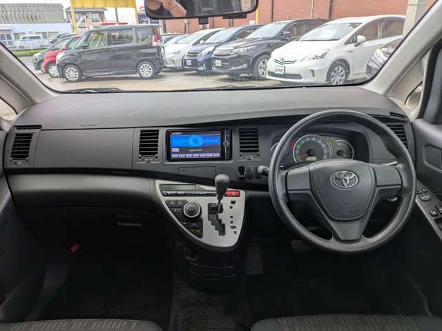 Toyota Isis 8
