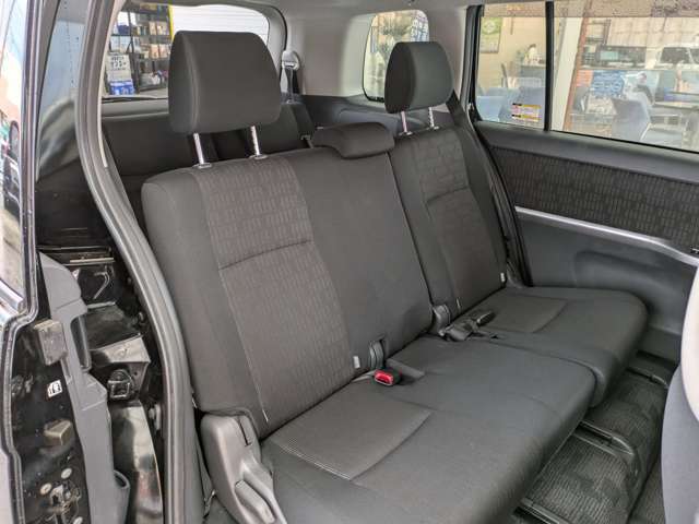 Toyota Isis 10
