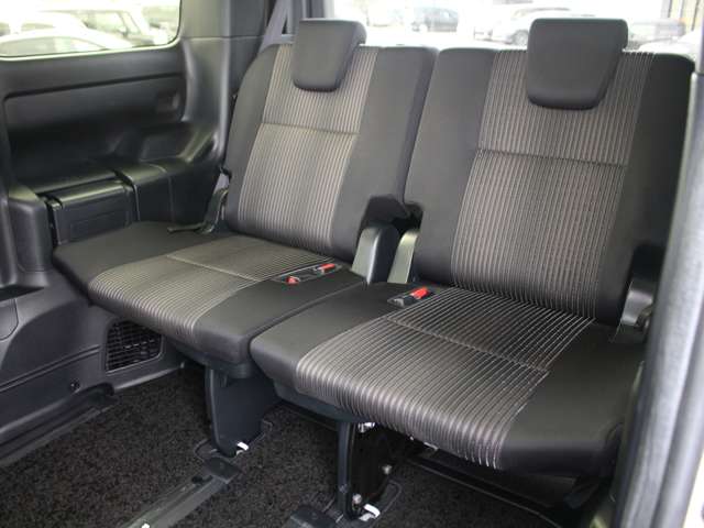 Toyota Voxy 12