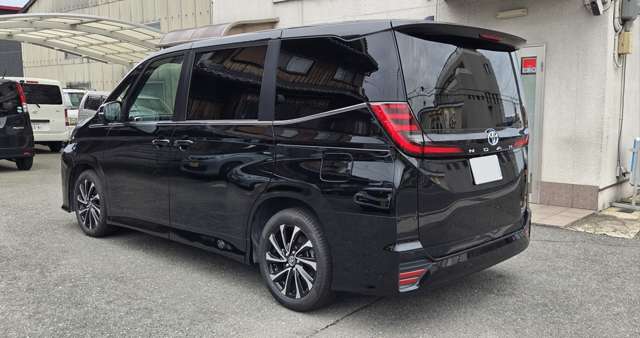 Toyota Noah 3
