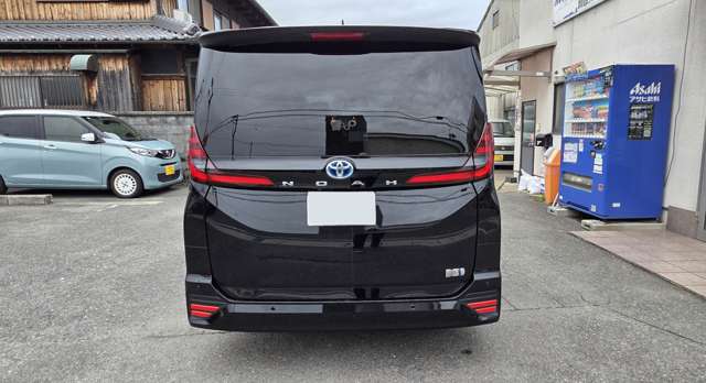 Toyota Noah 4