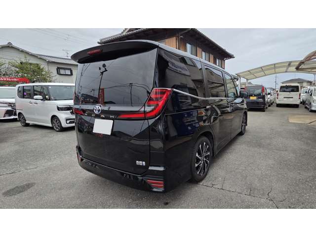 Toyota Noah 5