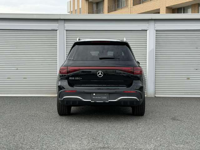 Mercedes-Benz EQB 8