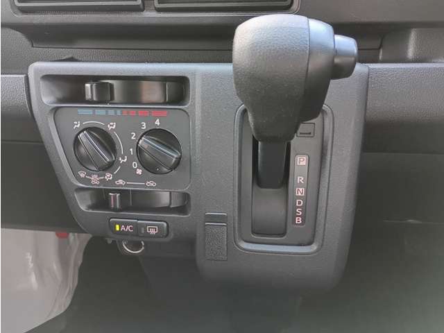 Daihatsu Hijet Cargo 6