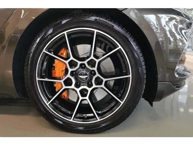 Aston Martin DBX 4