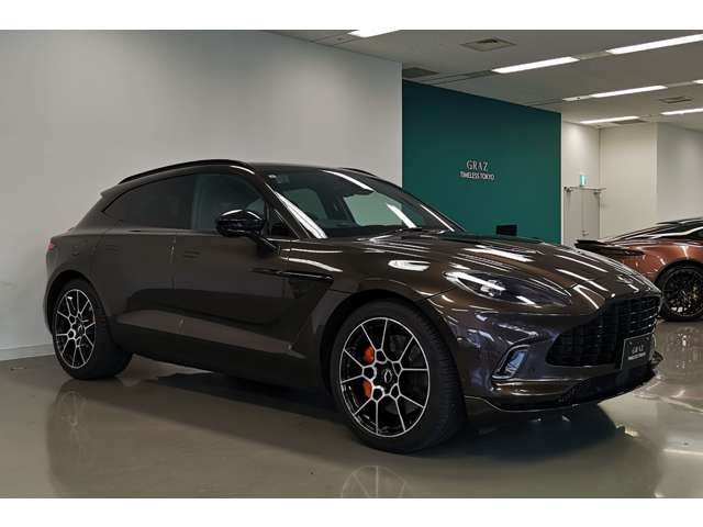 Aston Martin DBX 6
