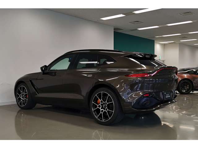 Aston Martin DBX 8