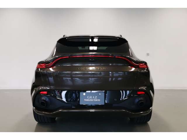 Aston Martin DBX 9