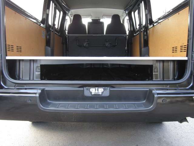 Toyota Hiace Van 4
