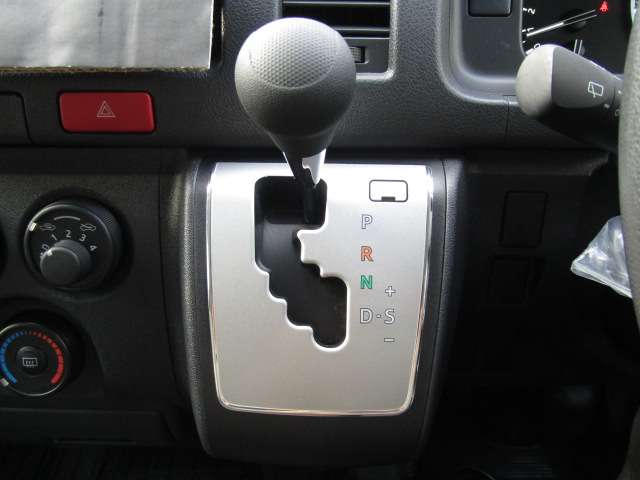Toyota Hiace Van 6