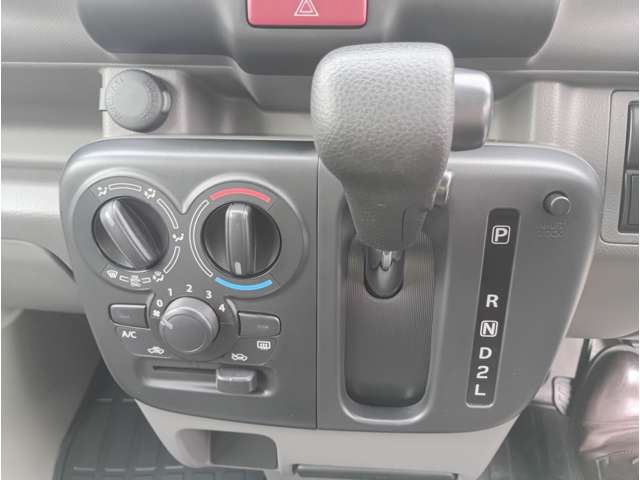 Mitsubishi Minicab Van 11