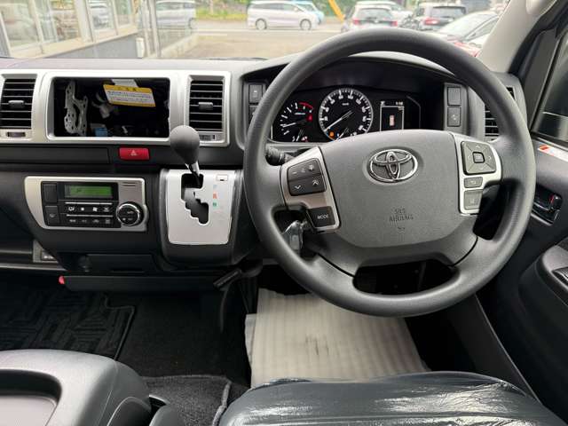 Toyota Hiace Van 11