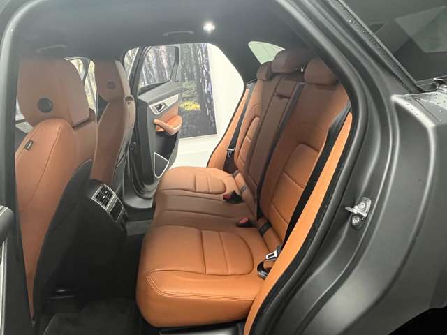 Jaguar F-Pace 6