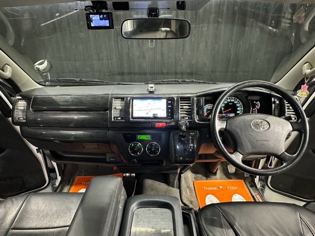 Toyota Hiace Van 5