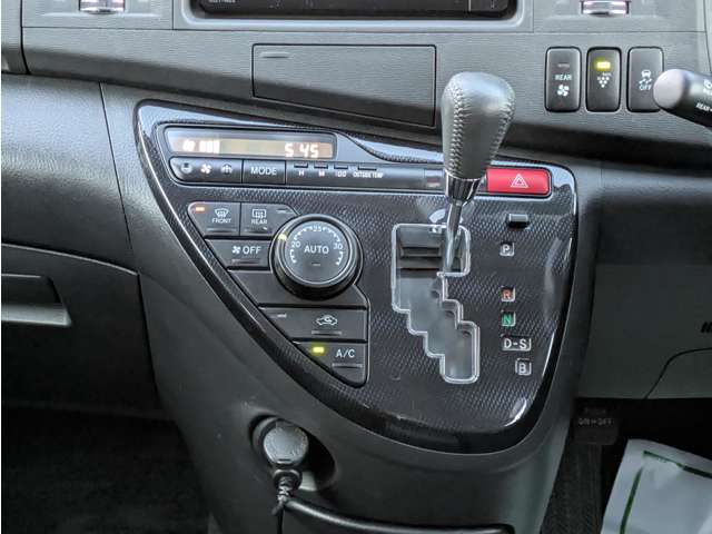 Toyota Isis 12
