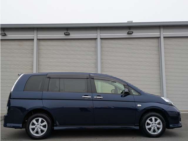 Toyota Isis 5
