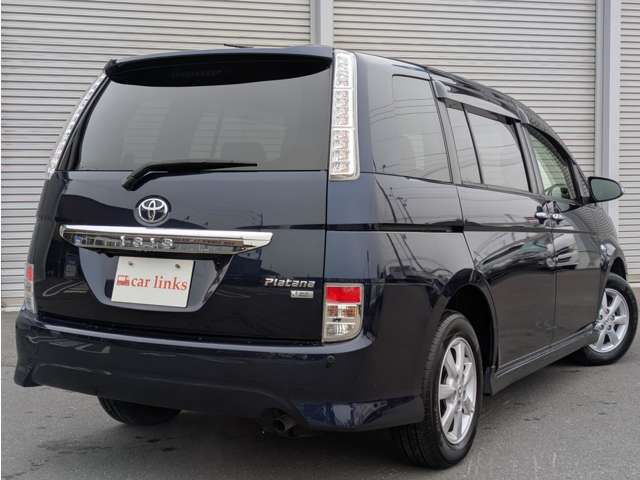 Toyota Isis 6