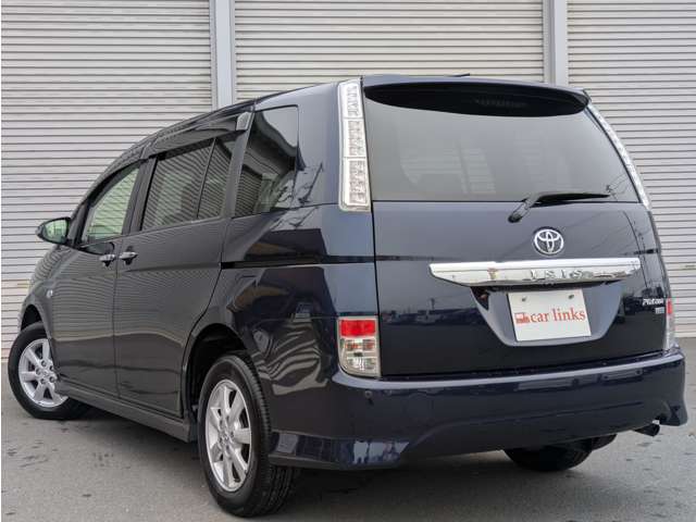 Toyota Isis 8