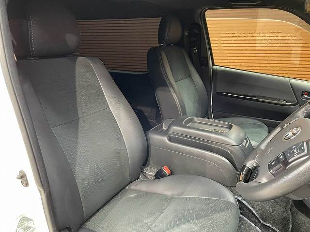 Toyota Hiace Van 11