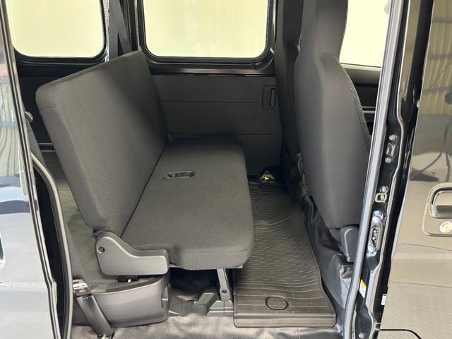 Daihatsu Hijet Cargo 7