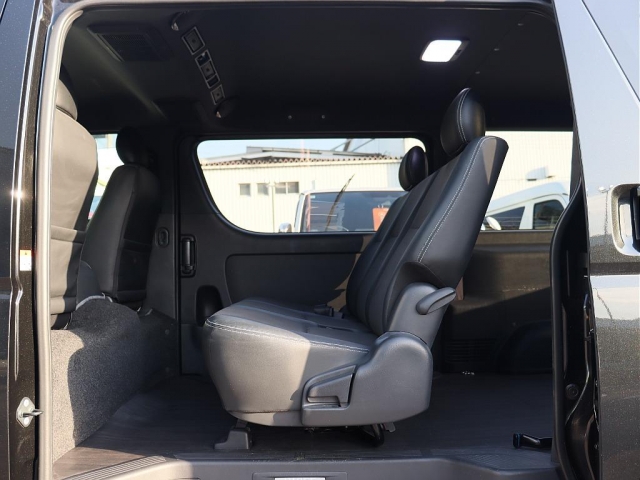 Toyota Hiace Van 11
