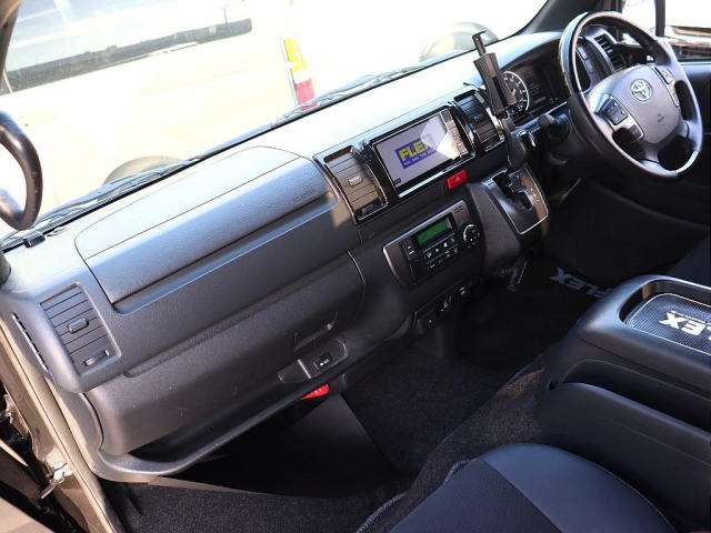 Toyota Hiace Van 6